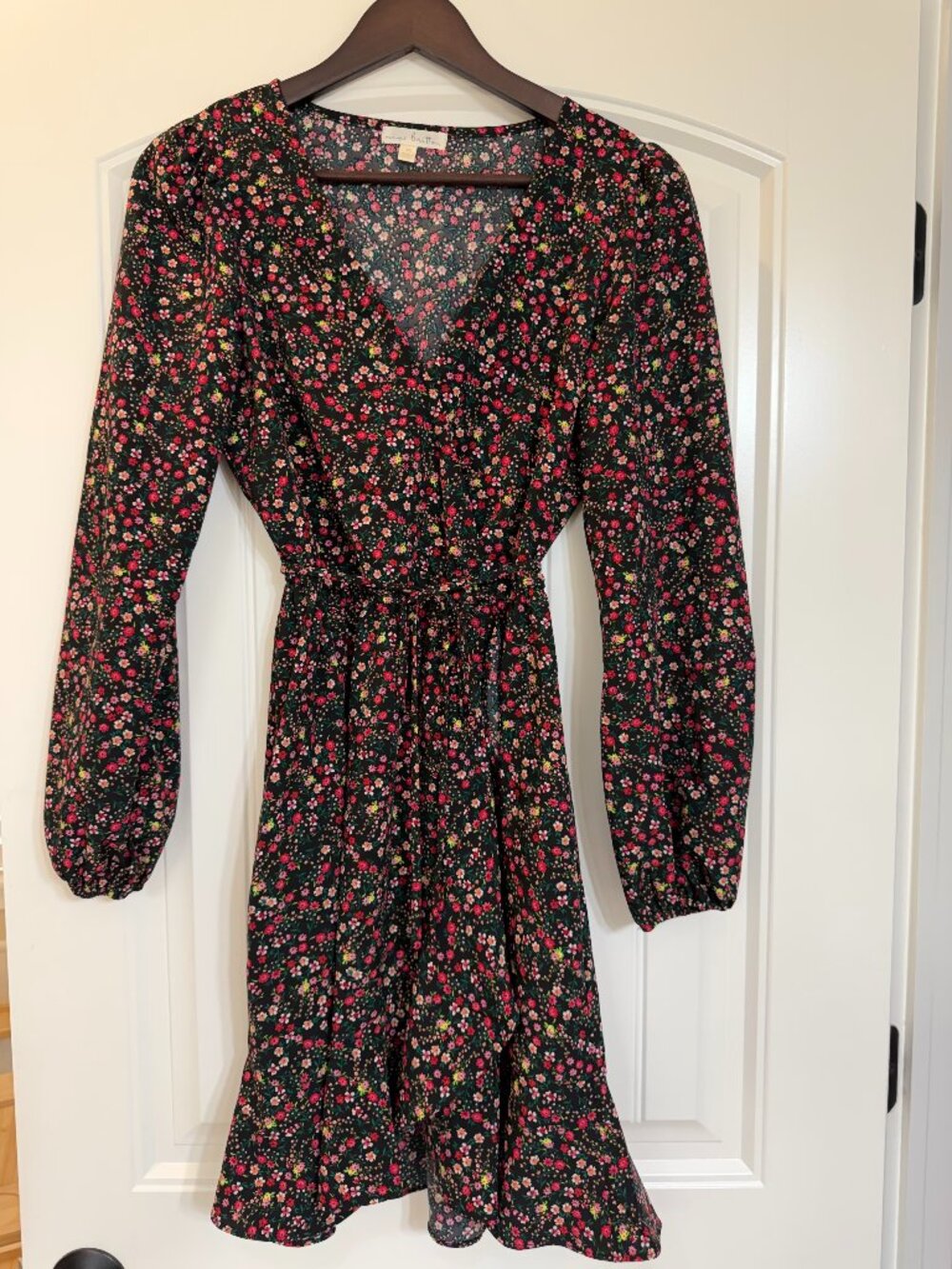 Cute feminine dress for school, work or going to dinner.